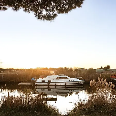 Hotel Les Jardins Du Canal - Piscine Chauffée - Parking - Garage - Bornes électriques Aigues-Mortes