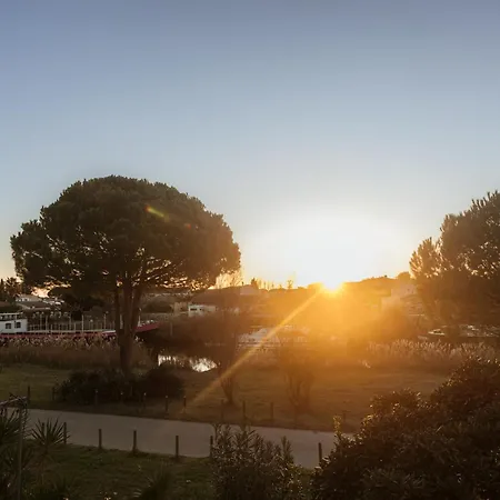 Отель Les Jardins Du Canal Piscine Chauffee 3*