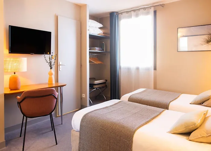 Hotel Les Jardins Du Canal - Piscine Chauffee - Solaire Eco Responsable - Parking - Garage - Bornes Electriques - Accueil Velos - Kids Friendly Aigues-Mortes