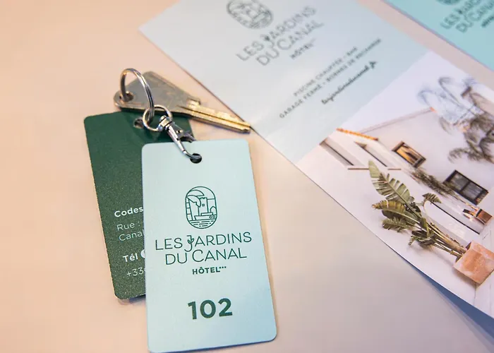 Hotel Les Jardins Du Canal - Piscine Chauffee - Solaire Eco Responsable - Parking - Garage - Bornes Electriques - Accueil Velos - Kids Friendly Aigues-Mortes
