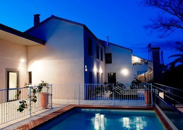 Hotel Les Jardins Du Canal - Piscine Chauffee - Solaire Eco Responsable - Parking - Garage - Bornes Electriques - Accueil Velos - Kids Friendly Aigues-Mortes