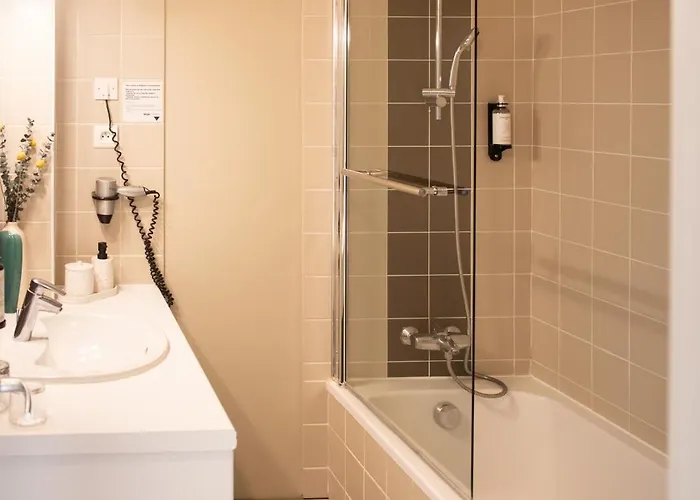 Hotel Les Jardins Du Canal - Solaire Eco Responsable - Piscine - Parking - Garage - Bornes électriques - Accueil Vélos - Kids Friendly