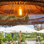 Hotel Les Jardins Du Canal - Piscine Chauffee - Solaire Eco Responsable - Parking - Garage - Bornes Electriques - Accueil Velos - Kids Friendly Aigues-Mortes