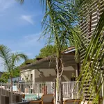 Les Jardins Du Canal - Piscine Chauffee - Solaire Eco Responsable - Parking - Garage - Bornes Electriques - Accueil Velos - Kids Friendly Szálloda Aigues-Mortes