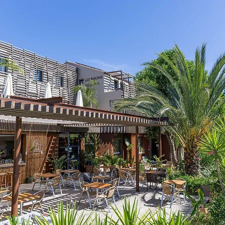 Hotel Les Jardins Du Canal - Piscine Chauffee A 28 Degres - Parking Gratuit - Garage - Bornes Electriques - Accueil Velos Et Motos - Kids Friendly-solaire Ecoresponsable 3*
